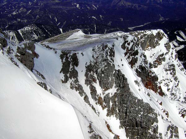 im N der Vestenkogel (rechts); hinter der kleinen Wechte links die übliche Einfahrt in die Breite Ries, es existieren aber noch zahlreiche weitere, wesentlich steilere Rinnen