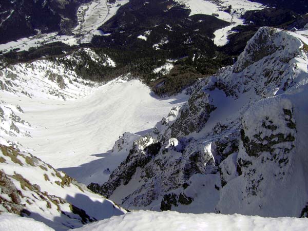 Tiefblick in die Breite Ries, in den Wandfalten verbergen sich zahlreiche weitere, teils extreme Abfahrten