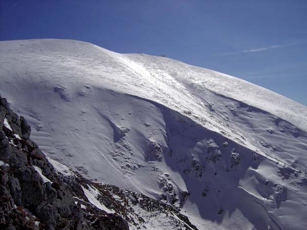 bei der Abfahrt am Westsporn des Kaiserstein gelangen wir zu einem markanten Felskopf, dem Schauerstein; Blick über Wurzen- und Schneegraben aufs Klosterwappen