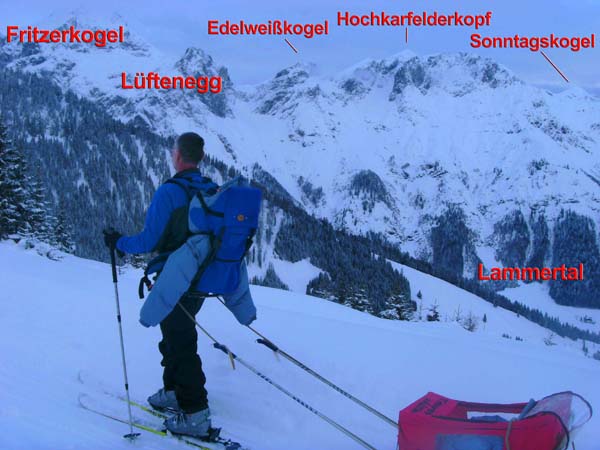 auch für uns lohnt es sich aufzuwachen: Blick von der Höheneggkopf-Forststraße nach NNW zu den beeindruckenden Gipfeln des östl. Tennengebirges