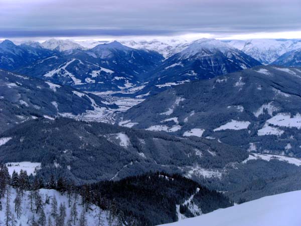 es folgt das Gipfelpanorama gegen den Uhrzeigersinn, beginnend im SSO mit den Radstädter Tauern: in der Mitte das Becken von Eben und Altenmarkt im Pongau, in Richtung des weiterführenden Tales bohrt sich die Tauernautobahn durch den Alpenhauptkamm