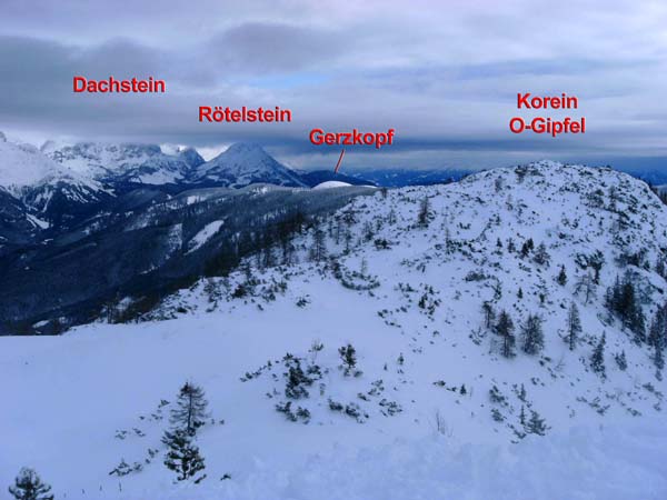 es folgt das Gipfelpanorama gegen den Uhrzeigersinn, beginnend im SSO mit den Radstädter Tauern: in der Mitte das Becken von Eben und Altenmarkt im Pongau, in Richtung des weiterführenden Tales bohrt sich die Tauernautobahn durch den Alpenhauptkamm