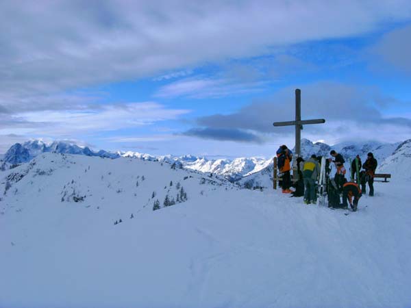 im W die sonnenbeschienenen Berchtesgadener Alpen mit dem Hochkönigstock ganz links