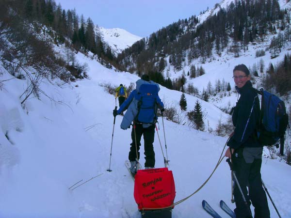 Aufstieg ins Rosstal mit Ronja in ihrem Tourenschlitten