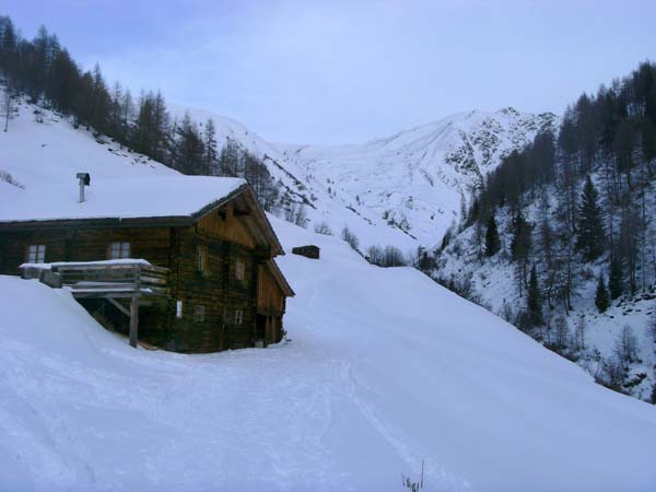 hinter der Lipperalm erhebt sich der mächtige Geil, links davon das Kalksteiner Jöchl mit dem Schmugglerpfad