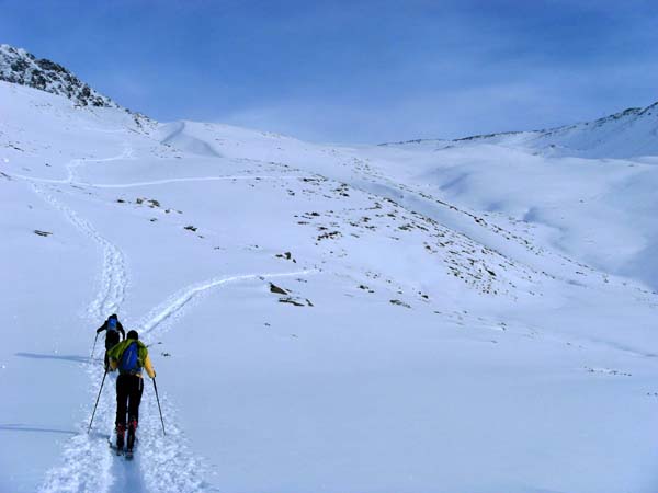 die weite, sanfte Westflanke der Kreuzspitze; im Vergleich zum übrigen Südösterreich liegt hier zur Zeit relativ viel Schnee