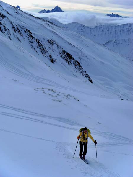 zwischen dem Ostkamm des Toblacher Pfannhorn und der Dreischusterspitze schiebt sich eine Wolkenbank heran