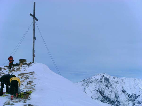 zwischen dem Ostkamm des Toblacher Pfannhorn und der Dreischusterspitze schiebt sich eine Wolkenbank heran