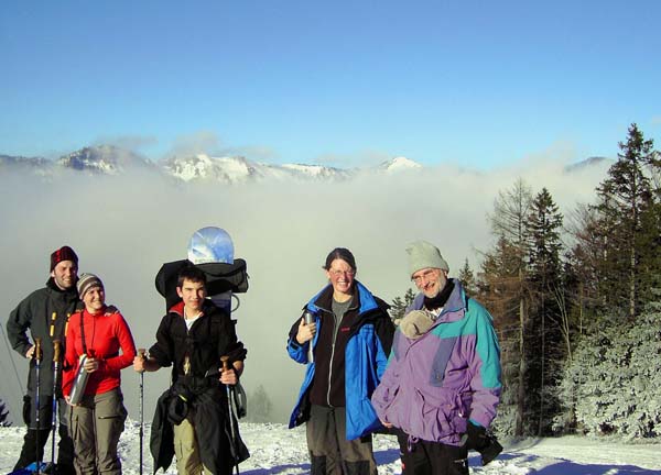 auf der Überganghöhe, dem Ende der ehemaligen Piste; Ronja als Koala-Känguruh in Papas Anorak, dahinter der Dürrensteigkamm