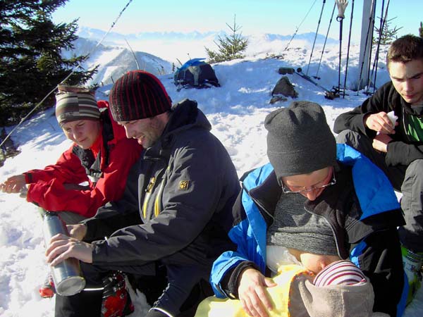 ... auf den Gipfel, wo Ronja ihre erste Freiluftmahlzeit genießt