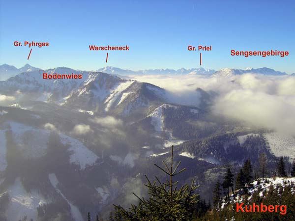 Blick vom Gipfel gegen WSW zum Toten Gebirge ...