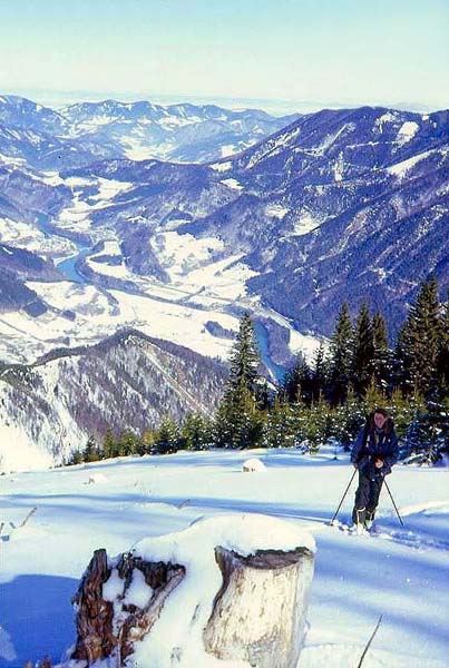 ... zum aussichtsreichen Nordschlag, über den bei viel Schnee die Abfahrt durch steile Waldhänge bis ins 1000 m tiefer gelegene Ennstal fortgesetzt werden kann