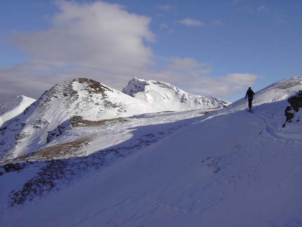 kurz vor dem Kuhkasergipfel, dahinter Schusterkogel (links) und Geißstein (s. Archiv)