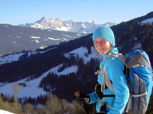 Hedi auf den untersten Wiesenhängen des Aufstieges; im NO die Dachstein-Südwand