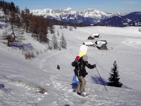 Blick über die Almhütten aufs sö. Tennengebirge