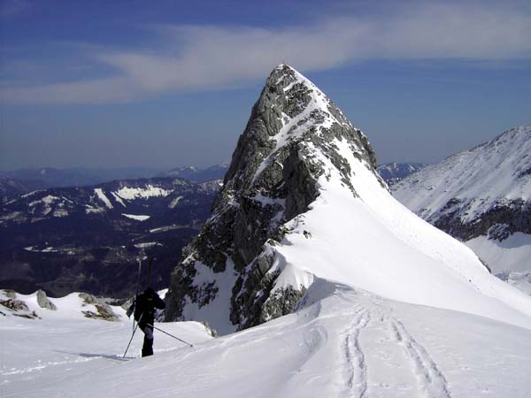 Ausstieg aus der Rinne mit Blick auf den schlanken Felskegel des Mitterberg