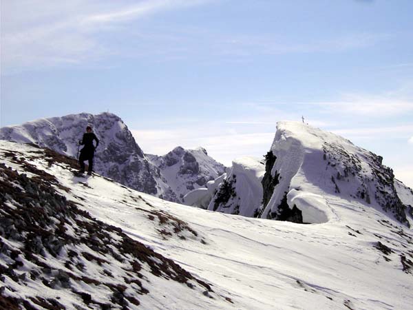 der scharfe Gratgipfel des Langstein, dahinter die Kreuzmauer