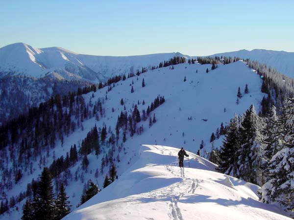 Rückblick vom Lahnberg auf Donnerkogel und Amaißbühel (links)