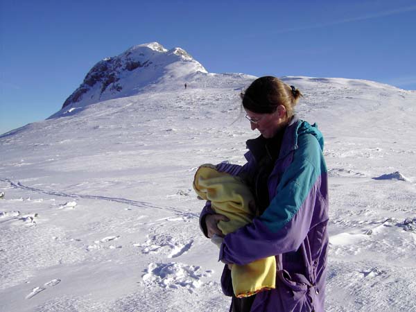 die frische Luft macht hungrig; Ronjas erste Mahlzeit auf 2000 m