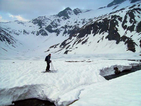 anderntags überschreiten wir den Seebach über eine Schneebrücke