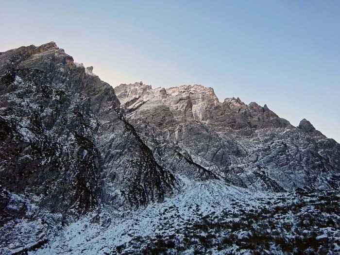 schon auf der Forststraße im schattigen Lavanter Graben ist die Szenerie an Dramatik kaum zu überbieten: zwischen der 1300 m hohen Hochstadel-Nordwand (s. Archiv Klettern) zur Linken ...