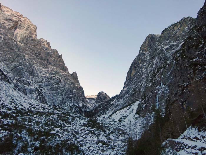 ... und der eindrucksvollen Zattkofel-Ostwand marschieren wir 600 Hm hinauf bis zum kleinen Wäldchen an der engen Steilstufe, ...