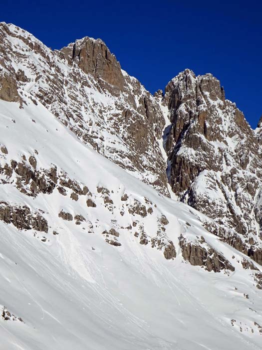 die Große Keilspitze lässt sich durch die gleichnamige Klamm bei guten Verhältnissen auch mit Schi ersteigen; im Sommer wird der einstige Normalweg durch die Keilklamm wegen der anwachsenden Steinschlaggefahr eher gemieden