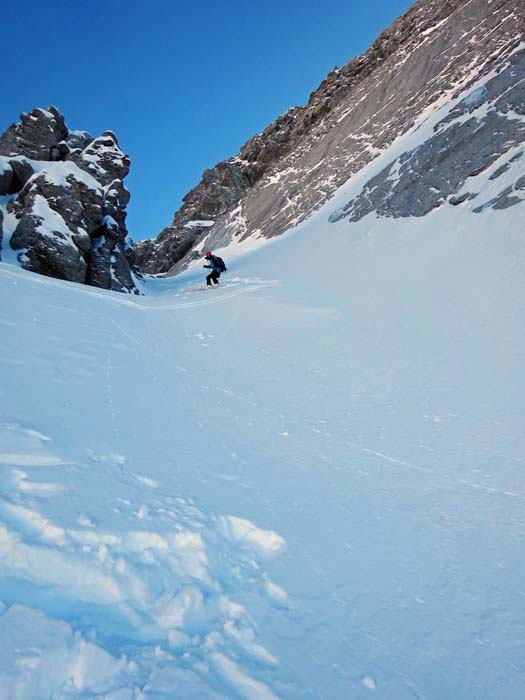 Rückblick ins enge Laserztörl am Fuß der Nordwand des Östl. Wildsender