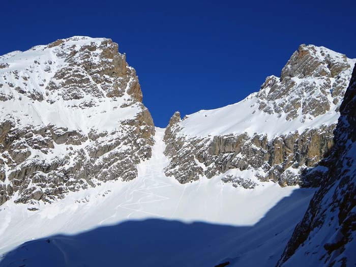 ... das Schartenschartl zwischen Kl. Sandspitze und Lavanter Gamswiesenspitze, welches einen abenteuerlichen Übergang (mit Seilhilfe!) ins Lavanter Steinkar vermittelt, einer weiteren hinreißenden Abfahrt