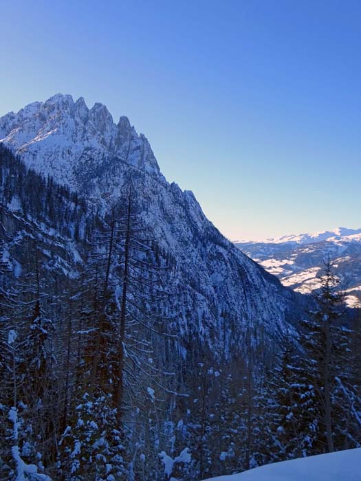 auf der linken Seite rauscht der Spitzkofel mit seinen eindrucksvollen Nordgrattürmen vorbei