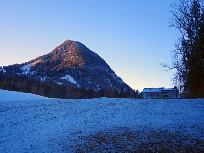 auf den nächsten 600 Hm gibt es neben der Rodelbahn sogar eine Art Schipiste; hier am Kreithof Start und Ziel der neuen Wegführung des Laserzlaufes (seit 2011); mit dem Schnee ist leider Schluss, am verbleibenden Abstieg ins Drautal, ...