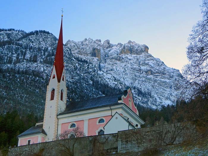 ... vorbei an der Pfarr- und Wallfahrtskirche St. Ulrich am Kirchbichl oberhalb von Lavant, müssen wir die Schi tragen, was nach all den Eindrücken des heutigen Tages der Freude keinen Abbruch tut. Neben der heutigen Barockkirche die sanierten Reste einer frühchristlichen Bischofskirche aus dem 5. Jh, die samt der umliegenden Siedlung um 600 von einem Felssturz zerstört wurde