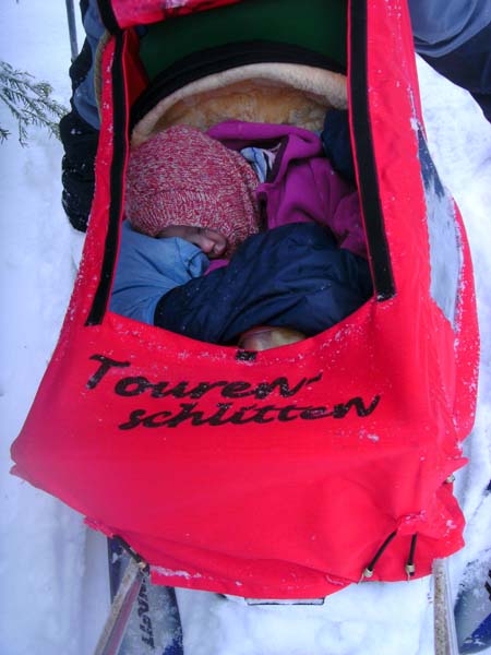 als wir die Forststraße erreichen, schläft Ronja tief und fest; Sekunden danach setzt starker Schneefall ein, wir schließen das Verdeck und gleiten hinunter ins Tal