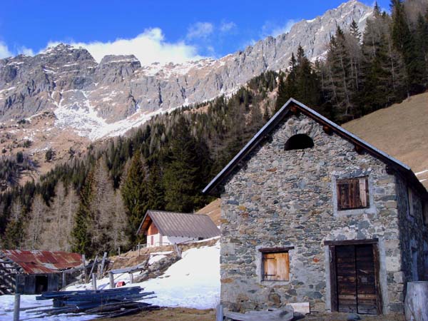 Untere Sissanisalm mit Steinwand (rechts) und Edigon