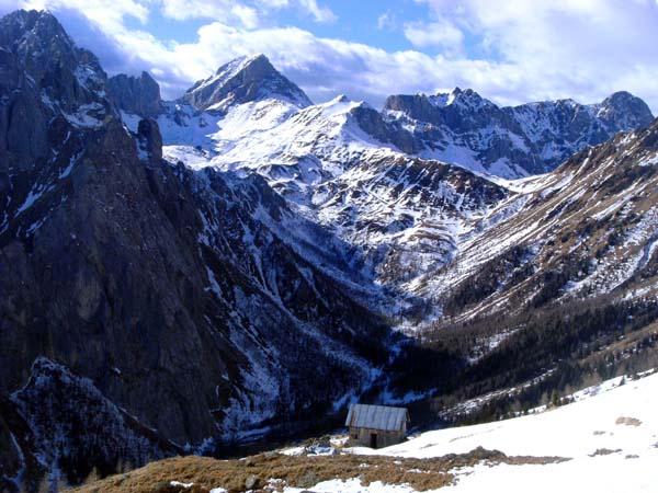 auf etwa 2000 m schauen wir nach W über die Casera di Creta Verde (Steinwandhütte) zum Ofner Joch, dem Übergang nach Maria Luggau im Lesachtal; das weiße Näschen in Bildmitte ist das Hochalpl (s. Archiv Schitouren); darüber Monte Peralba, ganz links Monte Avanza