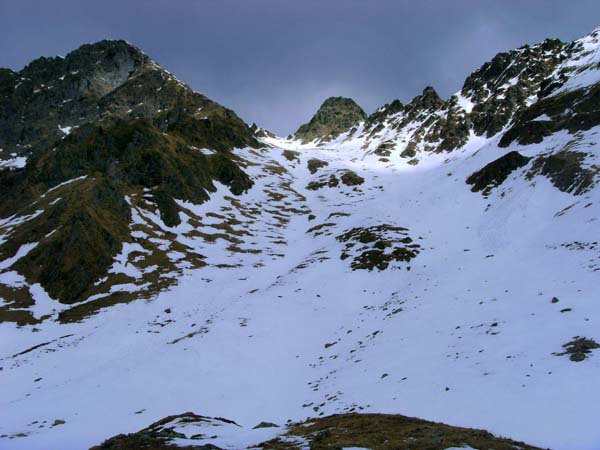 spätestens ab hier wären wohl Schi an den Beinen wünschenswert; in der Mitte der Campanile Letter, links an seinem Fuß der Passo dell' Agnello, den wir in knietiefem Schnee zu erkämpfen haben