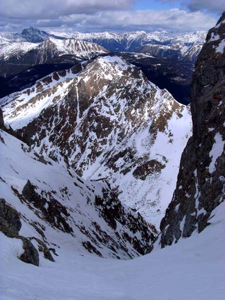 am Passo dell' Agnello; Blick nach N in den Schneeschlauch zum Obergailer Joch, darüber der Marchkofel