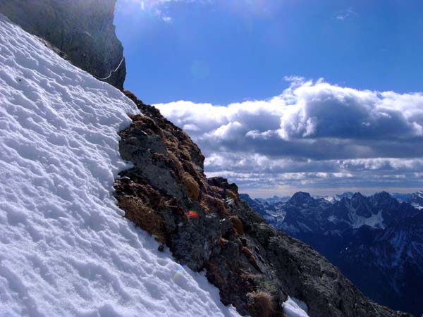 die Drahtseile am Quergang liegen unter Eis und Schnee begraben