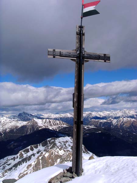 das letzte Stück zum Kreuz ist steil, aber schneefrei