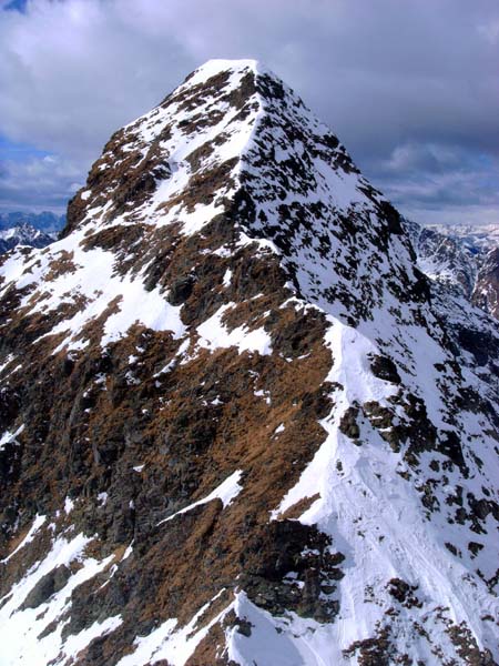 genau gegenüber im W die Steinwand; ein Klettersteig verbindet sie in weiterer Folge mit dem Edigon