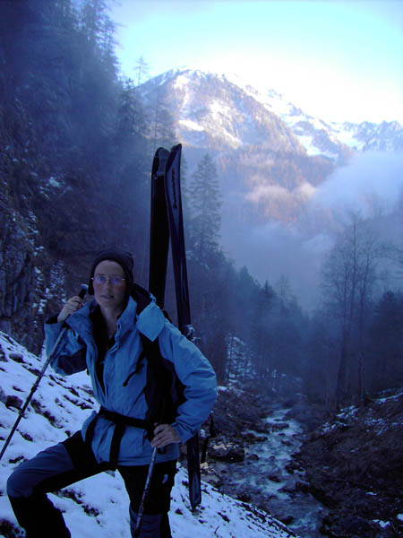 Morgennebel im Hartelsgraben; der Forstweg ist oft meterhoch verschüttet, die steil in den Wildbach abfallenden Schneemassen können in der Früh pickelhart sein