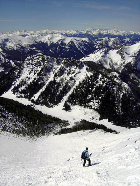 Abfahrt auf der Lugauerplan, im W aufgestaffelt der Haselkogel, die Westl. Eisenerzer Alpen und die Niederen Tauern