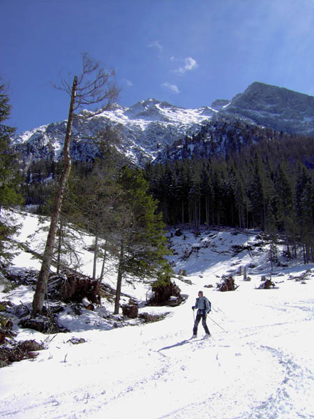 Einfahrt in den Hartelsgraben bei der Brunnstubn; unter den Wolkenschleiern der Lugauer-Hauptgipfel