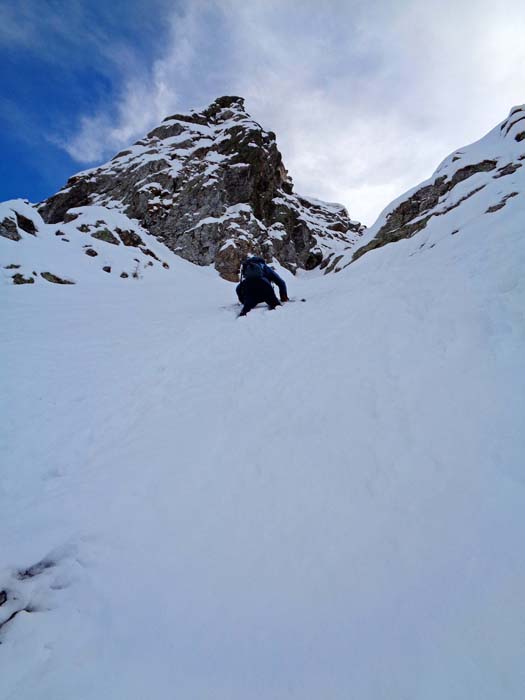 der Einstieg zur Rinne ist sehr steil und im Hochwinter mühsam zu spuren, ...