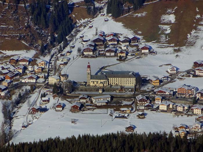 unter uns die Wallfahrtskirche Maria Schnee mit einem der bedeutendsten frühbarocken Klostergärten Österreichs