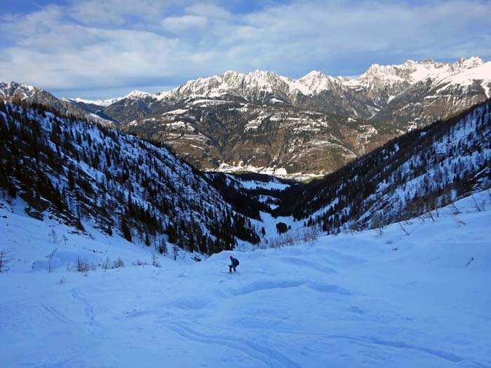 ... zum großen Felsblock bleibt freudvoll, erst weiter unten wird der Schnee schwerer; dennoch findet man zurzeit im Rest von Österreich kaum solche Tourenverhältnisse