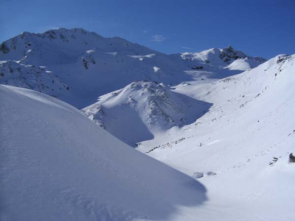 nach kurzer Abfahrt vom Gerkogel folgt die südseitige Traverse gegen den auffallenden Nordgratturm des Mahdleitenkopf