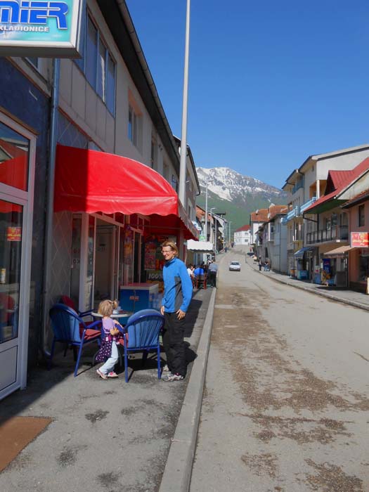 in diesem kleinen Straßencafe an Plavs Flaniermeile haben wir für 2 Türkische, 1 Saft, 2 Eis und 4 Mehlspeisen 3,30 € bezahlt