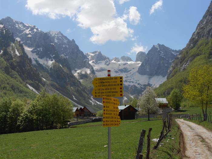 der Grbaja-Talschluss im entlegensten Winkel Montenegros; auf halber Höhe des Schneekares verläuft die Grenze zu Albanien, unsere Erkundungstour zieht links hinauf in die Karanfili-Kette