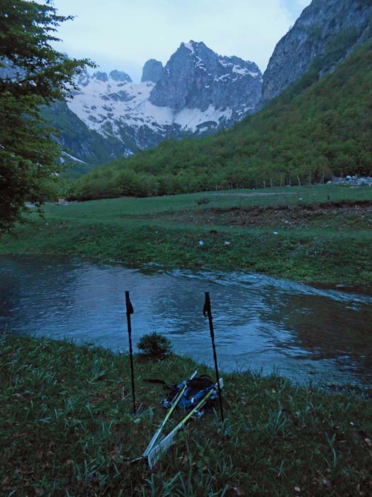 beim ersten Licht geht's durch den Bach, Schi am Rücken, Schuhe in der Hand, Socken in der Tasche; Flussüberquerungen (oder gar Seetümpeln - s. Archiv Schitouren Planinica!) sind am Balkan an der Tagesordnung